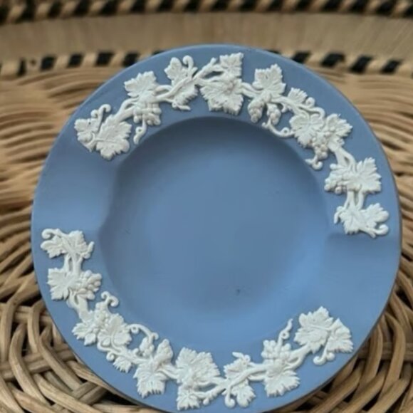 Wedgewood Jasperware Tea Plate / Ashtray White Vine Design Vintage 1962 - Picture 1 of 1